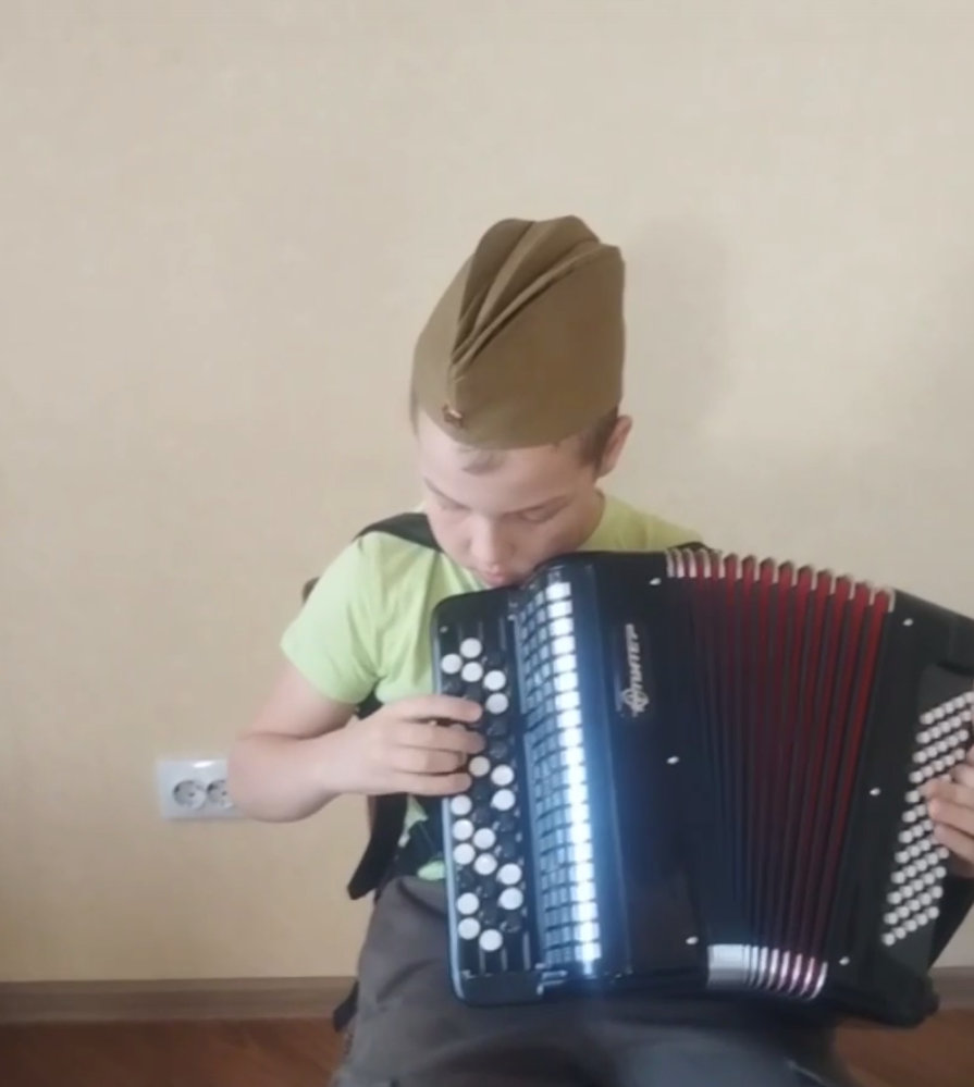 Агейкин Григорий, ученик 3 «Г» класса, с радостью поздравляет всех с Великим Днем Победы!.