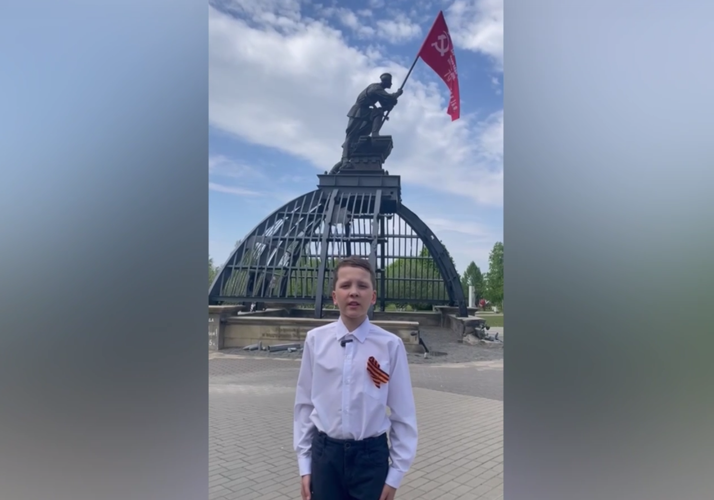 Бондарь Арсений, ученик 3 «А» класса, читает произведение Владимира Лактионова «На ступенях рейхстага».