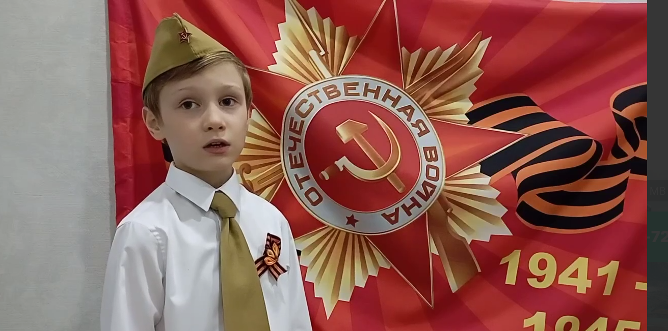 Наш ученик Андрей Соколов из 1 «Б» класса с гордостью читает стихотворение Георгия Рублева «Памятник».