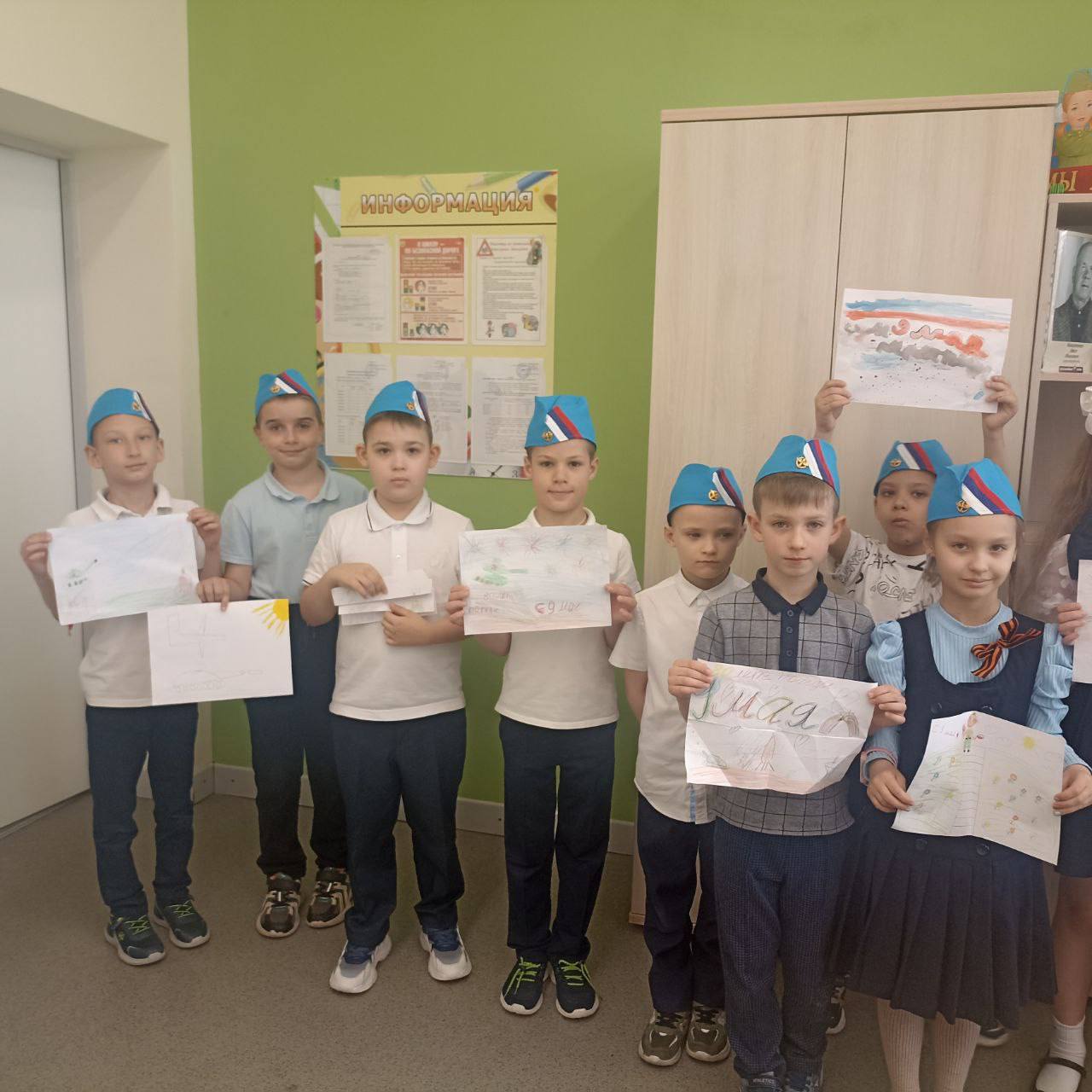 Ученики 1 «В» класса поздравляют всех с Днём Победы!.