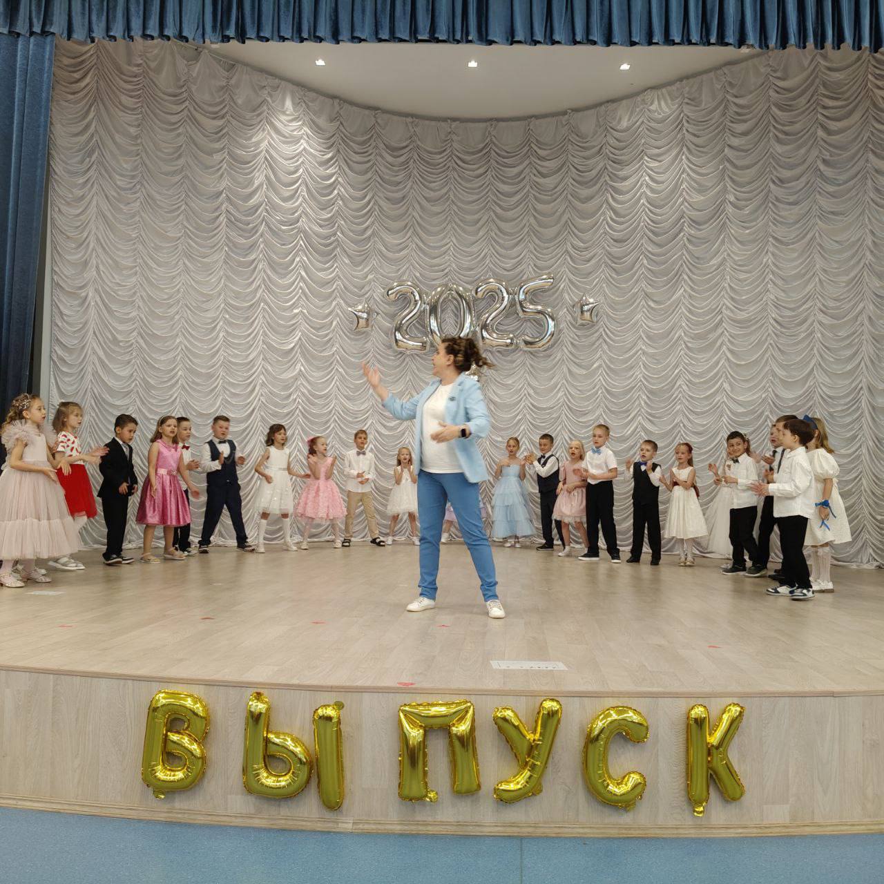 А кто это тут такой милый и почти взрослый?!? Это же наши выпускники детского сада!.